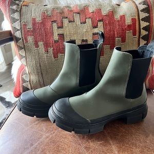 Blondo Helga waterproof army green and black plat Chelsea boots. Size 8m.